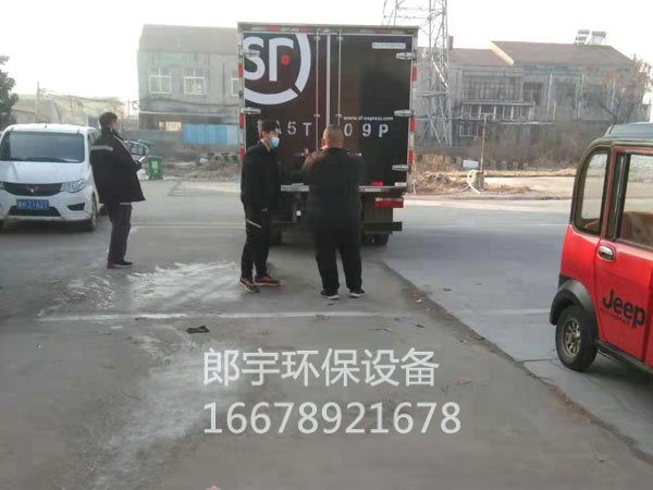 順豐專車?yán)蠹浳?/></p><p>濟(jì)寧郎宇環(huán)保設(shè)備科技有限公司年前發(fā)貨，順豐專車來廠拉大件環(huán)保設(shè)備</p><p>濟(jì)寧郎宇環(huán)保設(shè)備科技有限公司位于孔孟之鄉(xiāng)，禮儀之邦的山東省濟(jì)寧市，是國內(nèi)專業(yè)生產(chǎn)和銷售噴嘴、噴槍和噴霧設(shè)備的綜合性企業(yè)。多年來我們致力于為化工、環(huán)保、電子、電站等行業(yè)提供高品質(zhì)的產(chǎn)品與服務(wù)。</p><p>我們擁有數(shù)控生產(chǎn)設(shè)備，可以根據(jù)客戶要求與使用環(huán)境定制工程聚丙烯，陶瓷，合金，進(jìn)口303,304或316不銹鋼噴嘴。</p><p>，<br/></p><div   id=